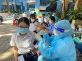 Bình Dương tiêm vắc xin mũi 2 phòng COVID-19 cho học sinh lớp 8 và 9