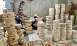 Wooden cutting boards of Lai Thieu move forward