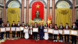 国家主席阮春福向获得国际大奖的学生授予劳动勋章