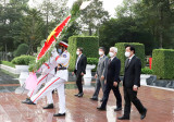 Lãnh đạo tỉnh dâng hương tưởng nhớ Chủ tịch Hồ Chí Minh và các anh hùng liệt sĩ