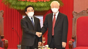 越共中央总书记阮富仲会见老挝政府总理潘坎·维帕万