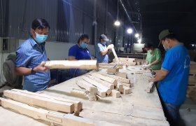 虽然遇到困难但仍为劳动者过好年创造条件