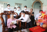 Provincial delegation pay gift visits to social privileged families, elderly CPV members, the poor and working people