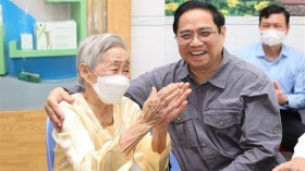越南政府总理范明正在芹苴市开展春节前走访慰问活动