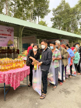 Huyện Dầu Tiếng: 300 người dân khó khăn được hỗ trợ đi chợ nhân đạo xuân Nhâm Dần