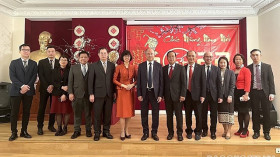 老挝驻法大使向越南驻法大使馆干部和人员拜年