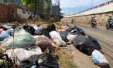 Cần xử lý nghiêm tình trạng lén vứt rác ra đường