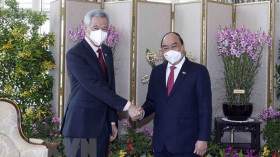 越南国家主席阮春福与新加坡总理李显龙举行会谈