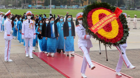 第十三次全国妇女代表大会代表入陵瞻仰胡志明主席遗容