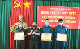 Khen thưởng đột xuất cán bộ, chiến sĩ tham gia chữa cháy