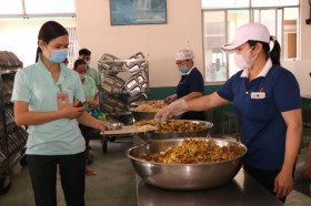 Chăm lo bữa ăn ca của người lao động