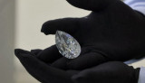 Trưng bày viên kim cương trắng khổng lồ nặng hơn 228 carat