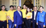 President Nguyen Xuan Phuc meets with outstanding young people