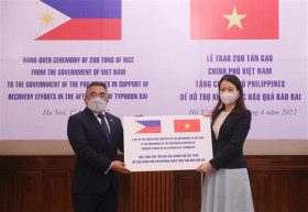 越南向菲律宾捐赠200吨大米