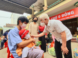 Provincial Red Cross help 300 poor people buy goods at 