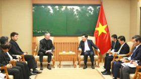 越南政府常务副总理范平明会见梵蒂冈圣座国务院与各国关系部门副秘书长瓦霍夫斯基