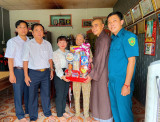 Chùa Long Thắng tặng quà Mẹ Việt Nam anh hùng và gia đình chính sách