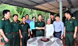 Thượng tướng Nguyễn Tân Cương thăm, tặng quà gia đình chính sách tại huyện Dầu Tiếng