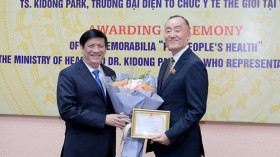 越南卫生部向世卫组织驻越南首席代表朴启东授予“致力于人民健康”纪念章