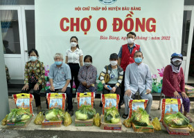 巴乌邦县：向弱势群体捐赠礼物