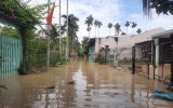 Nhiều nhà dân ở TP.Thuận An bị ngập nặng sau mưa lớn