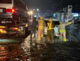 Chiến sĩ Cảnh sát giao thông lội nước, đẩy xe giúp người dân trong mưa