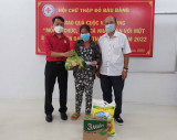 Huyện Bàu Bàng: Trao quà cho người dân khó khăn