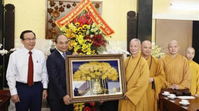 越南国家主席阮春福在胡志明市祝贺佛诞节