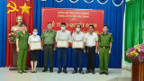 Khen thưởng các cá nhân có thành tích bắt giữ đối tượng cướp ngân hàng tại Bàu Bàng