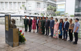 Dâng hoa tưởng nhớ Chủ tịch Hồ Chí Minh tại Singapore