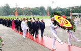 胡志明主席诞辰132周年：越南党和国家领导人入陵瞻仰胡志明主席遗容