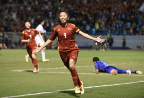第31届东南亚运动会女足比赛：越南女足队以1比0击败泰国女足队 夺得女足金牌