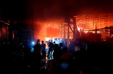 Một kho xưởng bốc cháy dữ dội trong đêm khuya