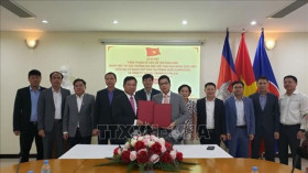 在柬越南企业向特困大学生提供援助