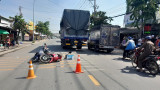 Tai nạn giữa 2 xe máy và xe tải, một nữ sinh tử vong