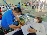 Hơn 400 người lao động tham gia hiến máu tình nguyện
