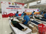 Many workers and people participate in blood donation in Di An city