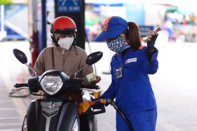 Giá xăng tiếp tục lập đỉnh: Xăng RON95 tăng lên mốc 32.370 đồng