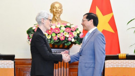 越南外交部长裴青山会见美国常务副国务卿温迪·舍曼