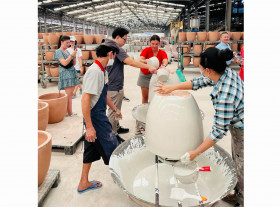 Sinh viên nước ngoài say mê trước các công đoạn làm gốm sứ