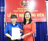 Nguyen An Ninh high school realizes Party admission for 12th grader