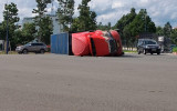 Giải cứu nam tài xế container sau khi xe bị lật xuống đường