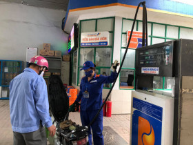 Giá xăng giảm mạnh hơn 3.000 đồng/lít