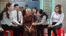 慰问越南英雄母亲并赠送礼物