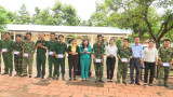 Vietnamese Fatherland Front Committee of Thuan An city pay gift-giving visit to officers, non-commissioned officers, and reserve officers