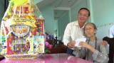 Leaders of Ben Cat Town visit and give gifts to the heroic Vietnamese mother for their contribution to the revolutionary cause