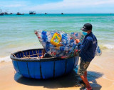 广南省渔民远海捕捞后带垃圾上岸