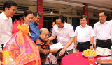 Provincial leaders pay gift visit to policy beneficiary families, revolutionary contributors