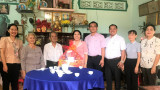 Provincial delegation visits and gives gifts to policy families in Dau Tieng District