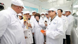 越南政府总理范明正走访设在义安省太和市的TH集团